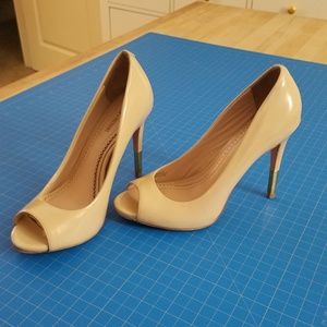 SALE! POUR La VICTOIRE Nude Gold Heels Size 6.5